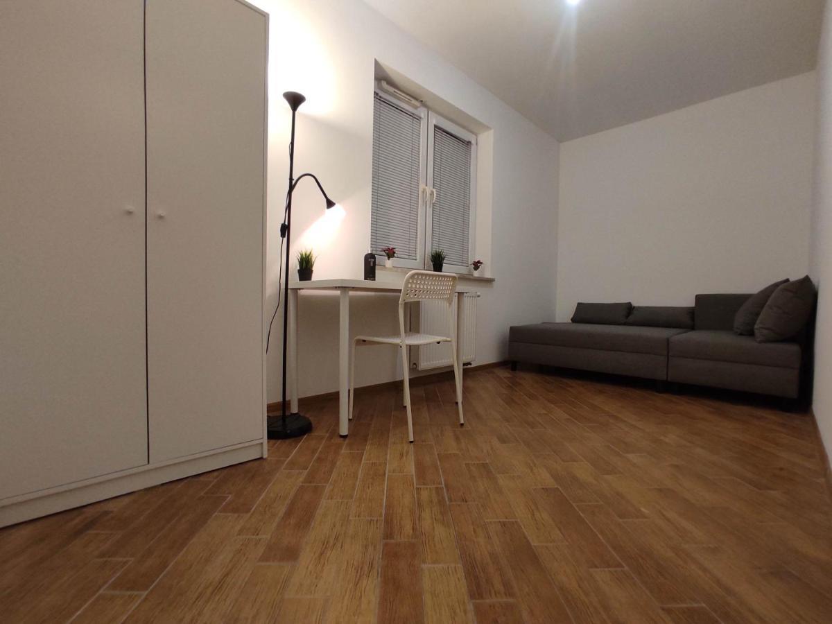 Nice Room With 2 Shared Bathrooms ,Wc , 2Km To Old Town -100M From Metro Szwedzka Varşovia Exterior foto