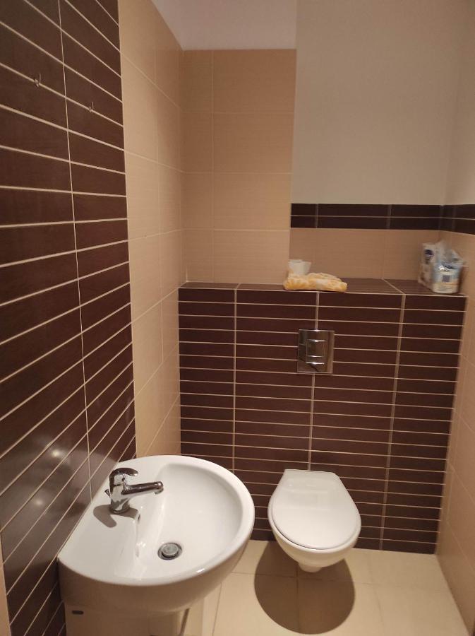 Nice Room With 2 Shared Bathrooms ,Wc , 2Km To Old Town -100M From Metro Szwedzka Varşovia Exterior foto