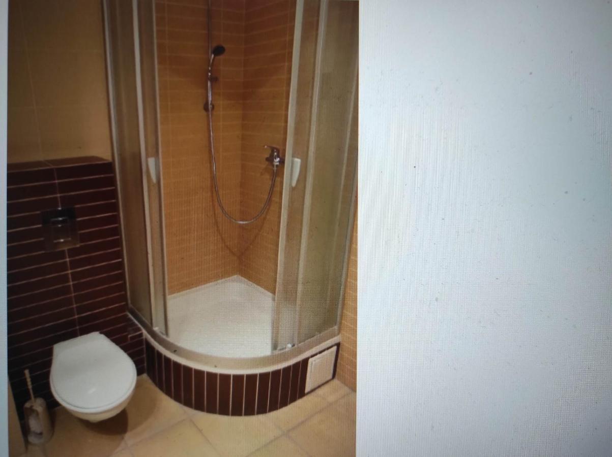 Nice Room With 2 Shared Bathrooms ,Wc , 2Km To Old Town -100M From Metro Szwedzka Varşovia Exterior foto
