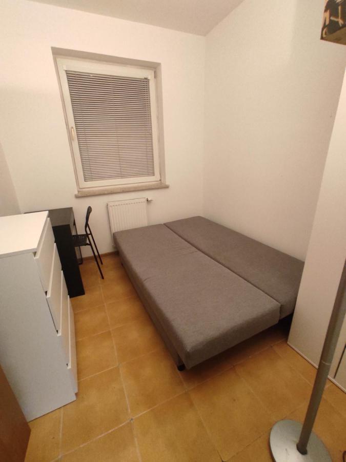 Nice Room With 2 Shared Bathrooms ,Wc , 2Km To Old Town -100M From Metro Szwedzka Varşovia Exterior foto